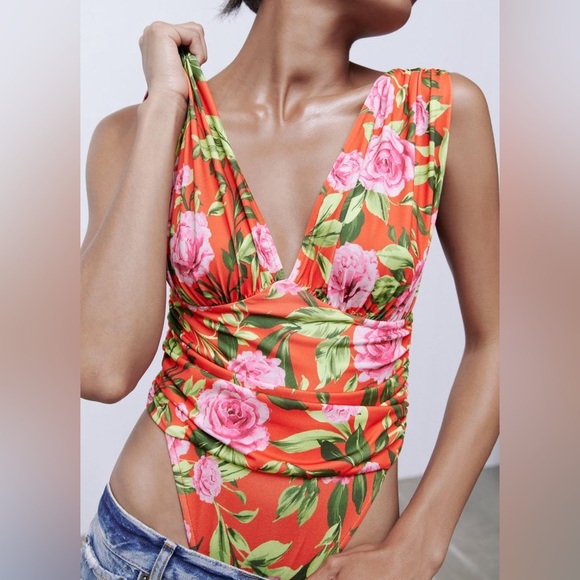 Zara Printed Draped Red Floral Sleeveless Bodysuit - Picture 2 of 11
